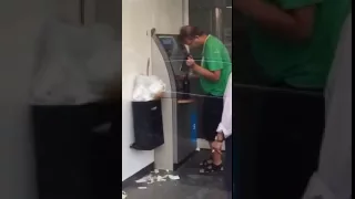 273 Drunk guy using the ATM WITH SOUND   BORRACHO EN EL CAJERO   Original