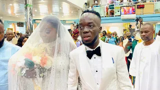 Wife of Akwaboah in uncontrollable tears as she walks down the aisle with her husband 🎊🥲