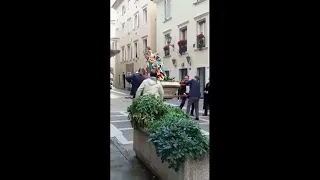 Incidente durante la processione a Trieste: cade la statua della Madonna