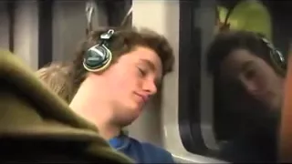Приход. Один человек заставляет смеяться  всех в поезде .