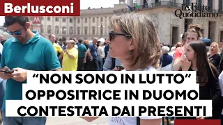 Funerali Berlusconi, si presenta in piazza Duomo con la maglia “Non sono in lutto”. Contestata