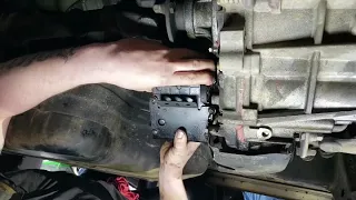 Removal of the transfer case actuator Lexus GX470