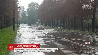 Дороги в Рівному вчергове не впоралися зі зливою через непрочищені стоки