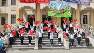 2-B SINIFIMIZIN YÜCELER YÜCESİ ÖNDERİMİZ VAR 23 NİSAN GÖSTERİSİ