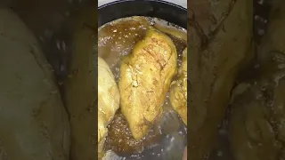 Соковите смажене куряче філе в соєвому соусі на сковороді