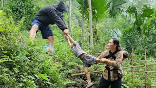 Surprise: the appearance of the abandoned boy's father - Single mother harvesting zucchini to sell.