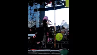 Shirley Manson falls off stage. Kroq weenie roast 2016