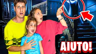 ABBIAMO VISTO UN FANTASMA NELLA NOSTRA CASA ALLE 3 DI NOTTE! PAPÀ MIKE E AURORA SCAPPA CON LAURA!