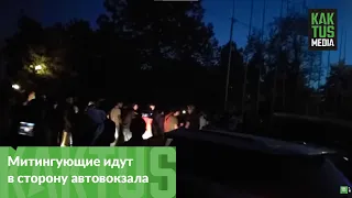 Митингующие на площади идут в сторону автовокзала