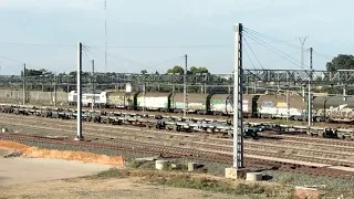 Renfe 333.3 con un tren mixto por Albacete