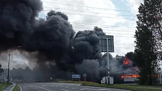 Hulpdiensten massaal naar zeer grote brand in Cateringbedrijf aan de Edisonweg in Alblasserdam!