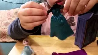 Review of Disney Frozen Elsa Wardrobe Mini Doll