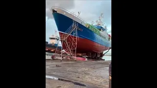 Авария при спуске на воду рыбацкой лодки