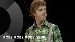 Sketch: André van Duin als dwarse leering: "Poes, poes, poes! SEOP!" |  André van Duin 50 jaar