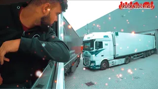 la routine di un camionista a milano scarico in una via stretta, mercedes actros