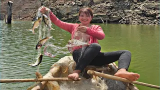 The girl designs the balustrade of the bamboo house floating on the water, catching fish to sell.