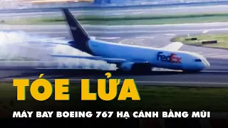 Khoảnh khắc máy bay Boeing 767 tóe lửa khi hạ cánh bằng mũi