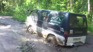 Offroad Mitsubishi Delica vs Pajero