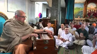 Niranjana Swami – Kirtan before Sunday program – Kiev, 12-Apr-2015