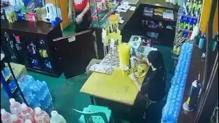 CCTV FOOTAGE:ISANG HOLDAPAN ANG NAGANAP SA KAINAN SA BARANGAY BAGONTAPAY MLANG 6 ANG PATAY.