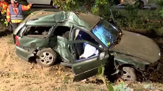 Auto kracht gegen Baum - Fahrer (30) schwer verletzt