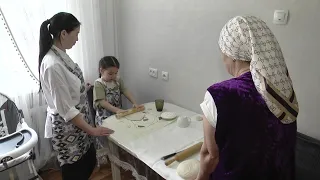 Пятилетняя жительница Павлодара показала мастер-класс по приготовлению баурсаков