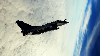 Французский палубный истребитель Dassault Rafale выходит в стратосферу