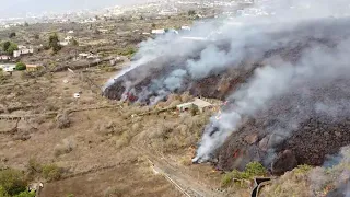 El muro de lava arrasa con todo a su paso en La Palma, Islas Canarias
