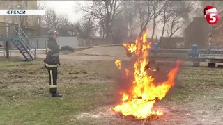 Навчальне підпалювання ялинки: черкаські рятувальники розповіли як уникнути пожежі на свята