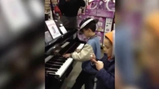 Niño sorprende tocando el piano en tienda  Un genio de la música