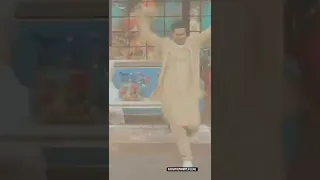 Akshay Kumar dance on tu cheez badi h mast 😍😍