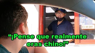 Chico blanco hace pedido en chino en un autoservicio, pero cuando se detiene...