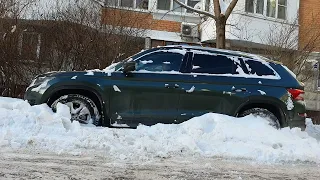 kodiaq в снегу, выезд с парковки