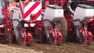 KUHN PLANTER 3 TS - Pneumatic precision seed drills (In action)