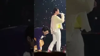 jungkook helping the staff is so 😭 [LIVE] | BTS PTD ON STAGE Las Vegas Day 4