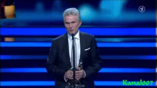 Pep Guardiola überreicht Jupp Heynckes den Bambi  (2013)- Bayern München