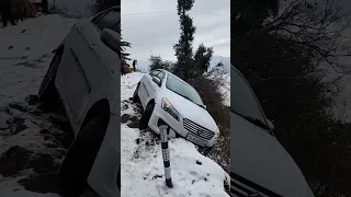 Jako rakhe saiyan maar sake na koi😨😱car skid on black ice #ytshorts #viral #himachalpradesh #viral