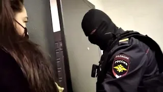 Полицейский отказывается пропустить адвоката Юлии Навальной в квартиру, где идет обыск (27.01.2021)
