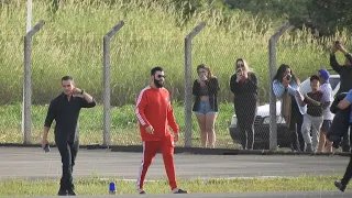 GUSTAVO LIMA ENTRANDO EM SEU ENORME JATO PARTICULAR - DECOLAGEM COM DESTINO AO RIO DE JANEIRO