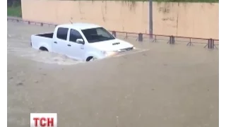Рясні опади затопили вулиці російського Сочі