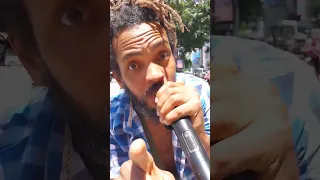 artista de rua cantando música linda