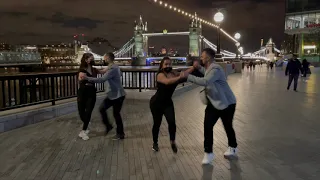 Cali Swing dancing boogaloo in the London Tube! Cali Swing bailando boogaloo en Londres!
