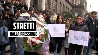 Suicidi tra gli studenti, marcia silenziosa a Napoli: "Basta con la logica malata del sacrificio"
