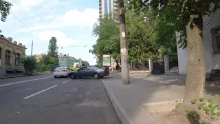 2020-07-17 Київ Бульварно-Кудрявська автомобіль перекрив першу смугу виїжджаючи з двору на другу