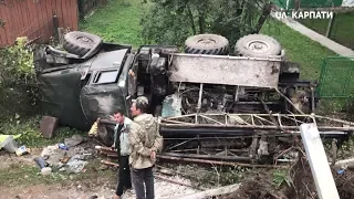 Вантажівка ЗІЛ 131 з'їхала з дороги та перекинулася у Делятині