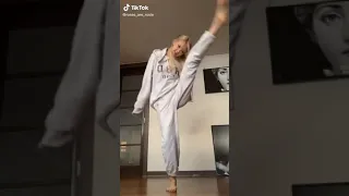 Rosé's WAP dance challenge 210404 [TikTok]