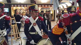 Laura Cartuccia viendo Fanfarria del Alto Peru  1 en el Shoping de Salta