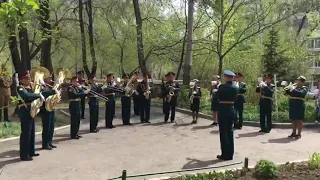 Военный оркестр в Хабаровске поздравил ветеранов-4