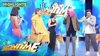 Vice Ganda jokingly teases Tyang Amy's dress | It's Showtime