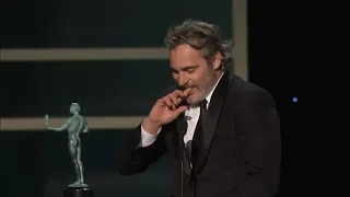 Joaquin Phoenix thanks Heath I'm standing here on the shoulders of my favorit actor Heath Ledger SAG